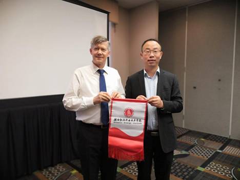 微信图片_2018093013592118锦旗合影